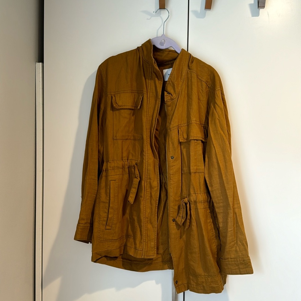 Brown/mustard light coat.